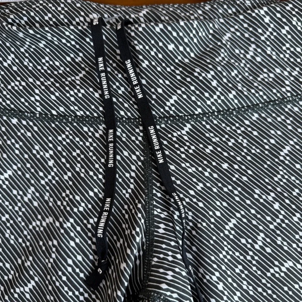 Nike Dri Fit Medium Running Cropped Leggings‎ Black White Patterned Women's